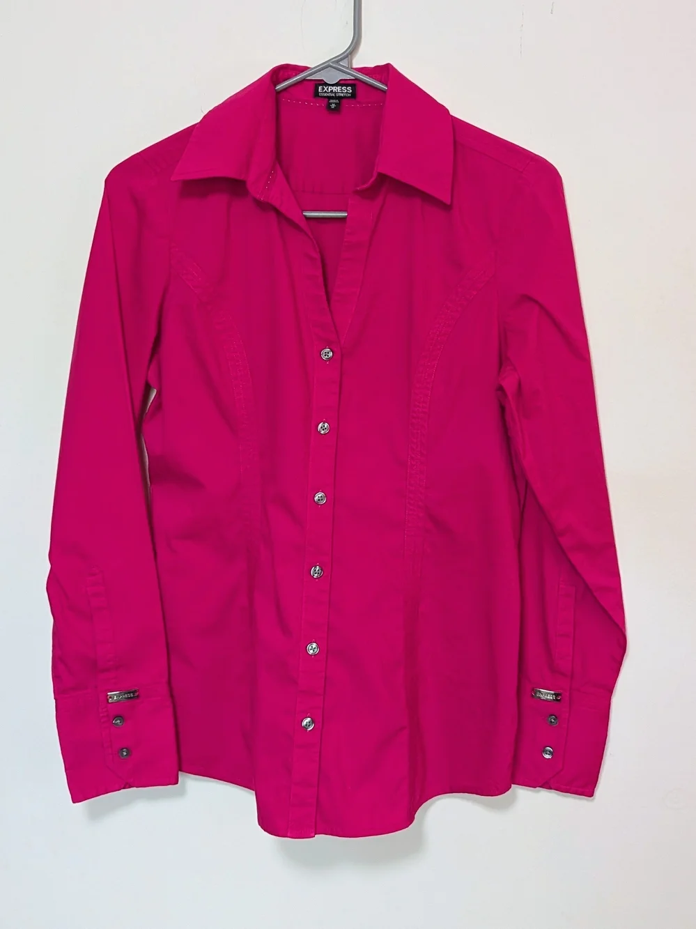 Express Women's Fitted Button-Up Shirt in Magenta Pink
